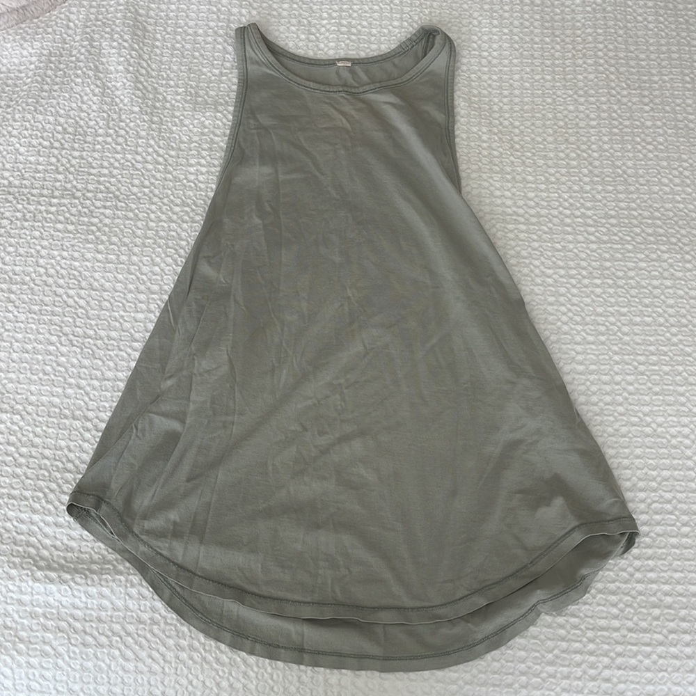 Lululemon workout tank.